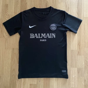 PSG x Balmain Nike Dri-Fit svart tröja  - Jag har använt denna tröjan ett par gånger och nu så vill jag sälja den då den har blivit liten på mig. Jag säljer för ett riktigt bra pris för att få den såld. 