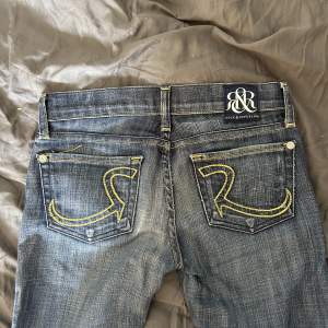 Skitsnygga rock and republik jeans. Köpta second hand i london för 400. Säljer då de inte passar längre. Lite slitna längst ner på byxbenet där bak.