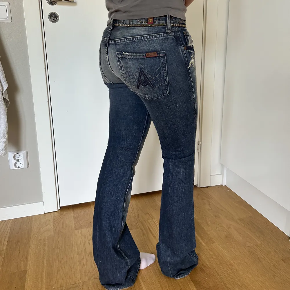 Så coola lågmidjade jeans  från 7 for all mankind😍😍waist 28, hon på bilden är 167 för referens MIDJEMÅTT: 80. Jeans & Byxor.