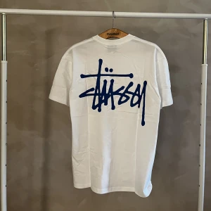 Stussy tröja - En vit stussy tröja med stort tryck på ryggen.  Storlek Large