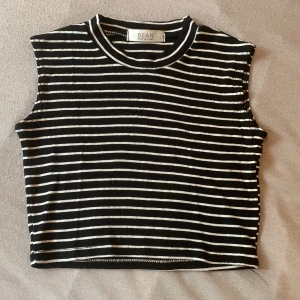 Tank topp - Snygg tanktopp i svartvitt randig, köpt i SydKorea🤍 storlek S