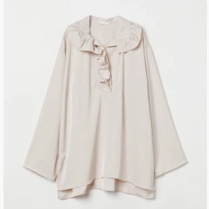 Blus  - Helt ny blus från h&m. Säljer för att det är lite för stor för min smak. Jätte fina volang detaljer vid kragen!🤩