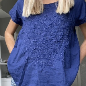 Blå blus💙💙 - Supersöt blus med broderade detaljer💙superfint skick!!  Storlek 38, sitter som en S🤩