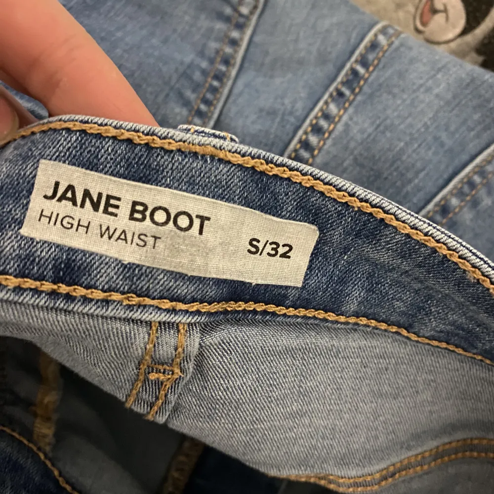 Utsvängda jeans för bara 55kr. Passa på och köp. Säljer de för de har blivit för små för mig men annars så är de för fina . Jeans & Byxor.