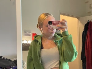 Grön zip up  - En så fin grön zip up hoodie från shein, så skön men används inte. Inga fläckar eller hål.  Tryck på köp nu eller kontakta mig vid frågor eller om sammfrakt ! 💗