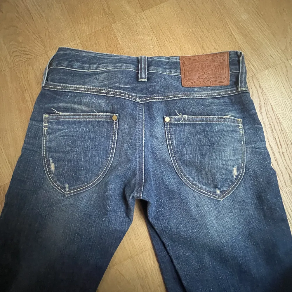Jättefina lågmidjade jeans från Replay. Köpta begagnande men är i perfekt skick! Storlek 24W 32L (cirka xs). Jeans & Byxor.
