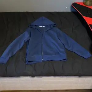 Mörkblå zip hoodie från hm  Storlek 158/164 Aldrig använd