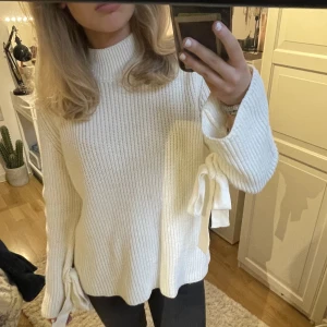 Stickad tröja från Gina Tricot - Stickad tröja med rosetter på ärmarna! Köpt second hand💓 Passar även M. Skriv privat för fler bilder.