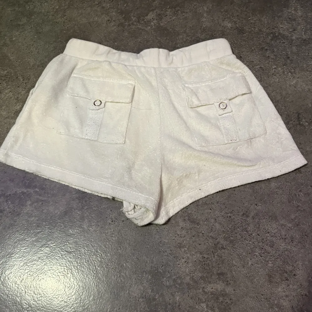 Jag säljer dom här shortsen då ja inte använder dom längre men dom e i bra skick . Shorts.
