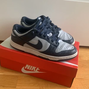 Nike Dunk los georgetown  - Jag säljer mina Nike dunk low georgetown för att dom inte kommer till användning. De är ganska använda men har ett skick på 7.5/10✅ pris kan diskuteras✔️ frågor är bara att ställa😁