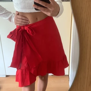 Röd kjol - Finkjol från vero Moda i storlek xxs färg röd❤️ HELT OANVÄND