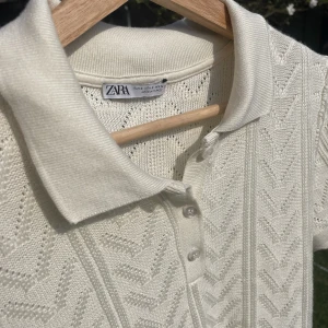 Zara tröja - Stickad piké tröja från zara. Bra skick, krämvit, lite croppad