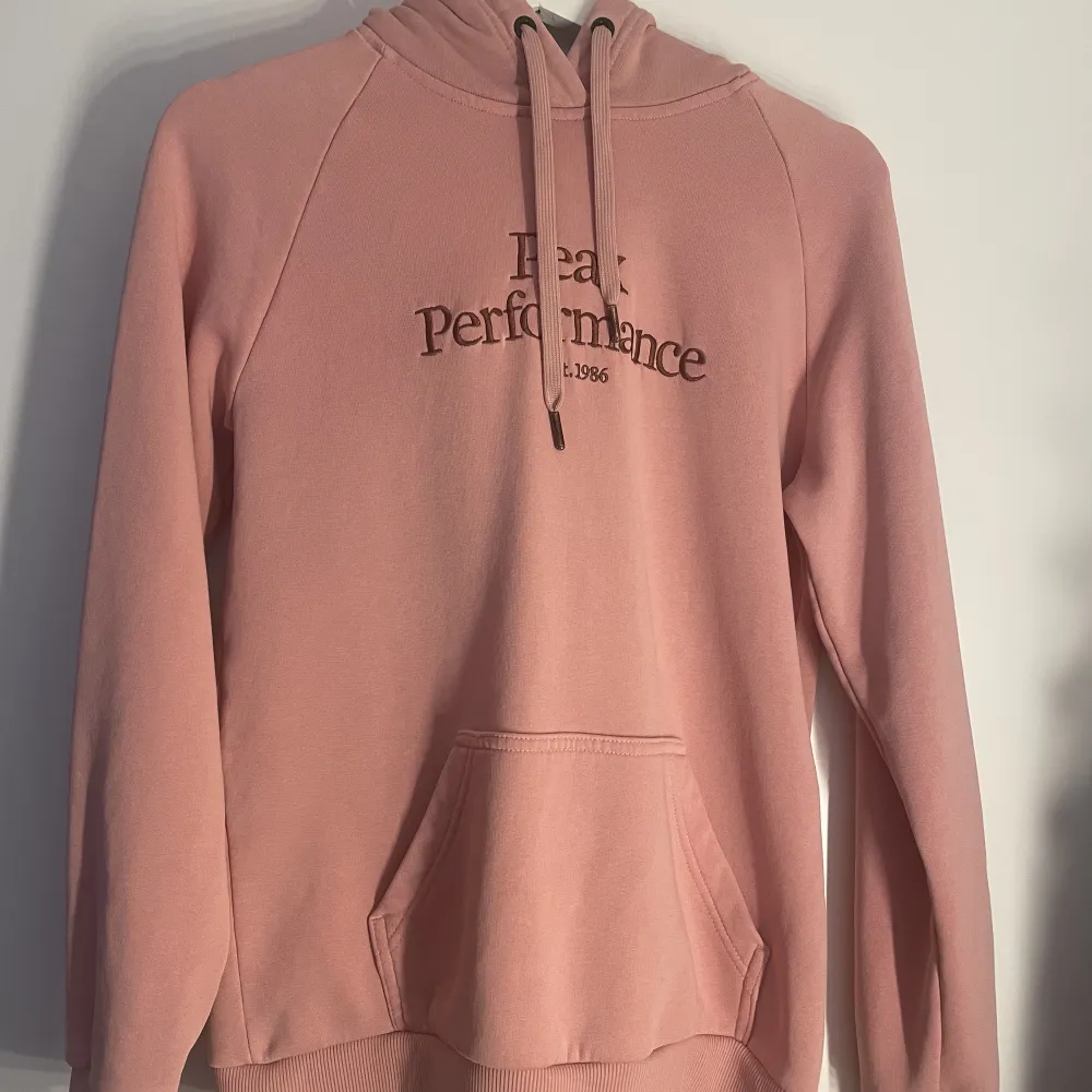 Rosa peak hoodie, storlek M (dock liten i storlek). Se bild två på snörena. 120 kr + frakt🫶🏼. Hoodies.