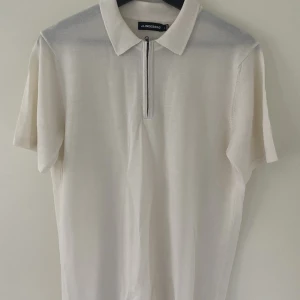 J Lindberg pike  - Aldrig använd var en gåva till mig men den var för liten. Pike’n är unik för istället för knappar så har den dragkedja. Det är lite see thru material men när den sitter på en så ser man inte så mycket igenom nästan inget allas