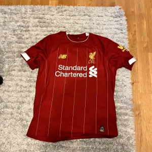 Liverpool 19/20 home kit  - Fin Liverpool tröja dock har den en liten skada i mitten av tröjan men inget märkvärdigt 
