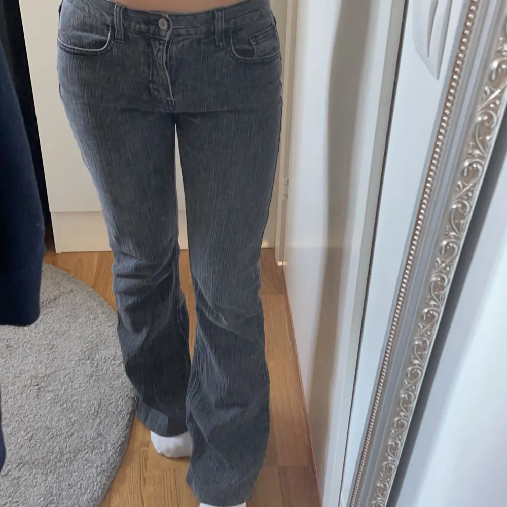 Lågmidjade bootcut jeans från brandy melville. Säljer då de inte kommer till användning, nästan aldrig använda, uppsydda så de passar mig som är runt 162 men passar nog både längre och kortare, skriv för frågor eller bilder🤍priset går att diskutera . Jeans & Byxor.