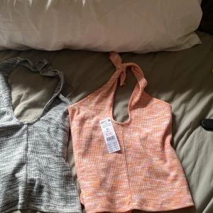 Fina toppar - 2 fina toppar jag säljer ihop! Ganska stretchiga och säljer endast dessa ihop för 60. 🫶🏼