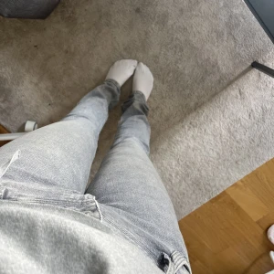Gråa jeans - Gråa mid-rise flaire jeans med lite stretch från LTB. Aldrig använda. Perfekta i längden på mig som är 178