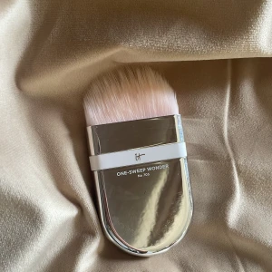 Smink borste  - One-sweep wonder smink borste❤️oanvänd, nypris 451kr