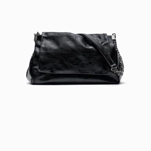 Zara väska  - Väska från zara, använd 2 ggr! Inga defekter, nyskick! Köpt för 399