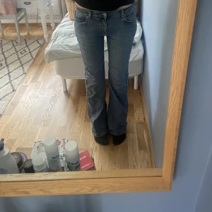 Flare jeans  - Midja 38cm, innerben 83❤️ jag är 175! 