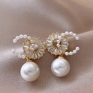 Otroligt eleganta örhängen med pärl och gulddetaljer 💕❣️❣️💓💘💖💖