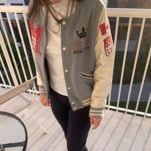 Bomberjacka - Tjock, ljusblå bomberjacka med tryck från Greenstone Park, storlek M. Passar både tjejer och killar skulle jag säga då den är lite oversized ☺️  Just nu bjuder Plick på frakten!