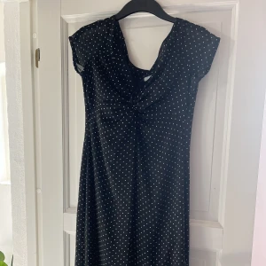 Klänning  - Söt klänning fr Laura Clement  Stl 36, passar även en 34.  liten över bysten. Passar inte mig. Fler bilder kan skickas 