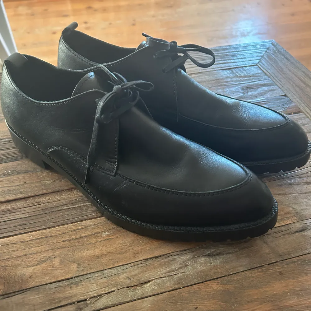 Säljer nu dessa grymma CDGH+ Oxfords i svart läder. Dem är knappt använda och är i perfekt skick.. Skor.