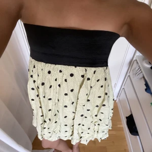 Söt kjol - Supersöt ljusgul kjol med prickar. Funkar som klänning med! 🥰 stl. XS-M 