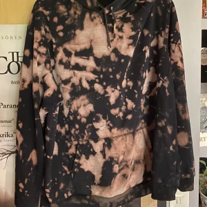 Hoodie tie dye  - Säljer denna egengjorda tie dye hoodien eftersom den inte kommer till användning och pga flytt. Pris är alltid justerbart. Skriv vid frågor 🫶hoodien är i storlek xl men sitter som en stor m