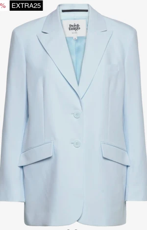 Ljusblå blazer från Twist & Tango - Superfin oversized blazer från twist&tango i 34. Aldrig använts och alla lappar sitter kvar, säljes pga inte blivit använd. Nypris 2699kr säljes för 1500kr