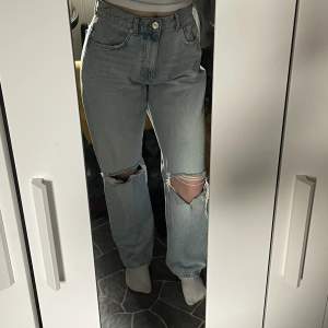 säljer ett par jeans från Gina Tricot i strlk 38, ljusblå med hål på knäna, högmidjade. jag är 169cm och är perfekta i längden💕 använda ca 5 gånger då de är för stora🤠