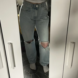 Jeans från Gina Tricot - säljer ett par jeans från Gina Tricot i strlk 38, ljusblå med hål på knäna, högmidjade. jag är 169cm och är perfekta i längden💕 använda ca 5 gånger då de är för stora🤠