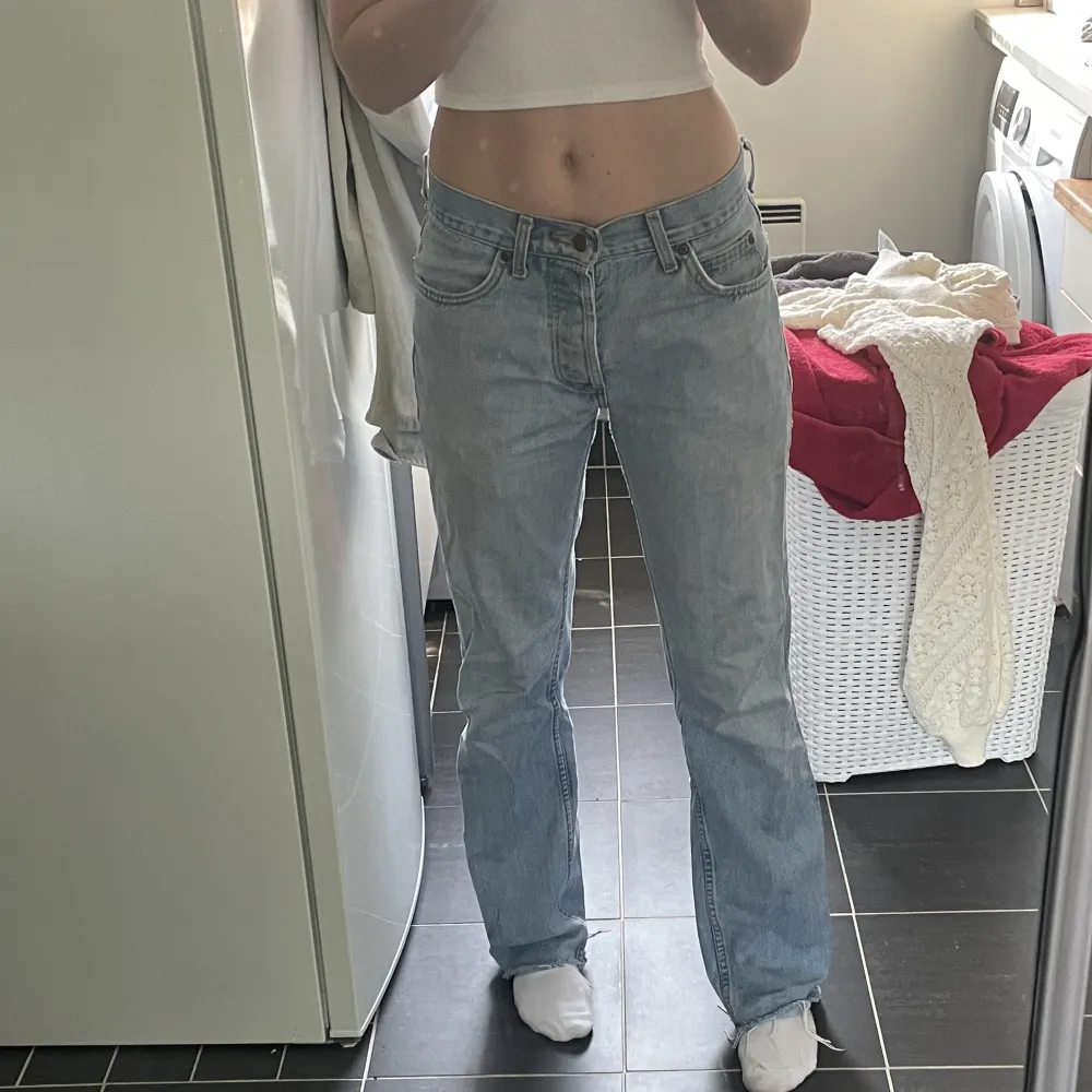 vintage Lee jeans. Avklippta längst ner men fortfarande långa. Säljer åt en killkompis, dvs passar både tjej och kille.. Jeans & Byxor.