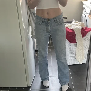 Lee Jeans - vintage Lee jeans. Avklippta längst ner men fortfarande långa. Säljer åt en killkompis, dvs passar både tjej och kille.