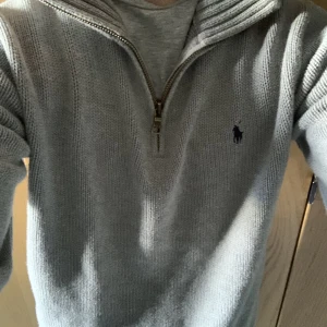 Polo Ralph lauren half zip - Storlek Barn large typ 164-170. Säljer pågrund av att den är för liten för mig. Jätte bra skick, inga skador.