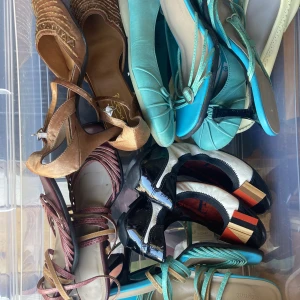 Skor - Säljer så många fina märkes skor från storlek 38-40💗 Klackar och ballerina skor. Skriv vad ni är intresserade av så skickar jag bilder och pris⭐️