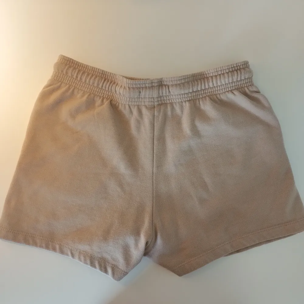Ett par shorts från Lager 157. Super fina säljer för att dom blivigt för små. Använda någon gång men inga tecken på det. . Shorts.