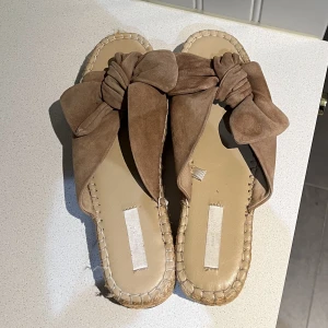 Sandaler - Sandaler, storlek 39 men upplever de något små i storleken. Sparsamt använda.  