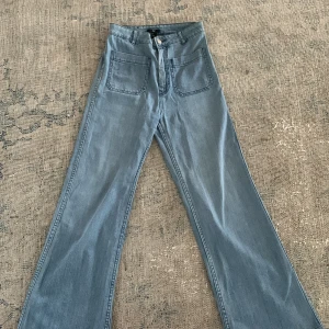 Snygga jeans - Ett par snygga jeans från hm! Jätte fin modell med fickor där fram och strl 34 som också passar xs/s🤍 
