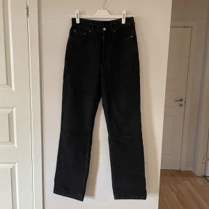 Raka jeans - Raka jeans från weekday, bra skick,  säljer pga storlek ej passar, skicka meddelande för måttspecifikationer 