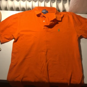Ralph lauren tröja - Säljer en jättefin Ralph lauren t-shirt i storlek M. Använd fåtal gånger.💗 Pris:80kr