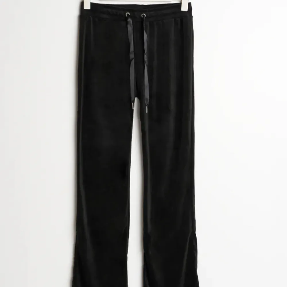 Ett par mysiga svarta velour byxor i storlek XS, fint skick! 🤍. Jeans & Byxor.