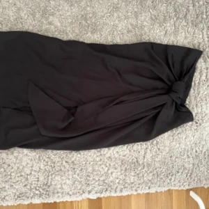 Satinkjol  - Lite längre satinkjol från zara i storlek 34 men passar även 36🤍