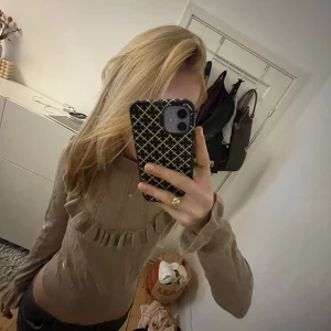 Lindex tröja - Säljer denna super fina lindex tröjan som används ett fåtal gånger. Nu säljer jag den eftersom jag behöver plats i min garderob!❤️ har fått många komplimanger när jag använt tröjan. 