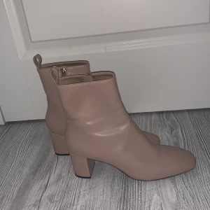 Skor - Använt några gånger! Bekväma att gå i. Passar även om man har storlek 39.