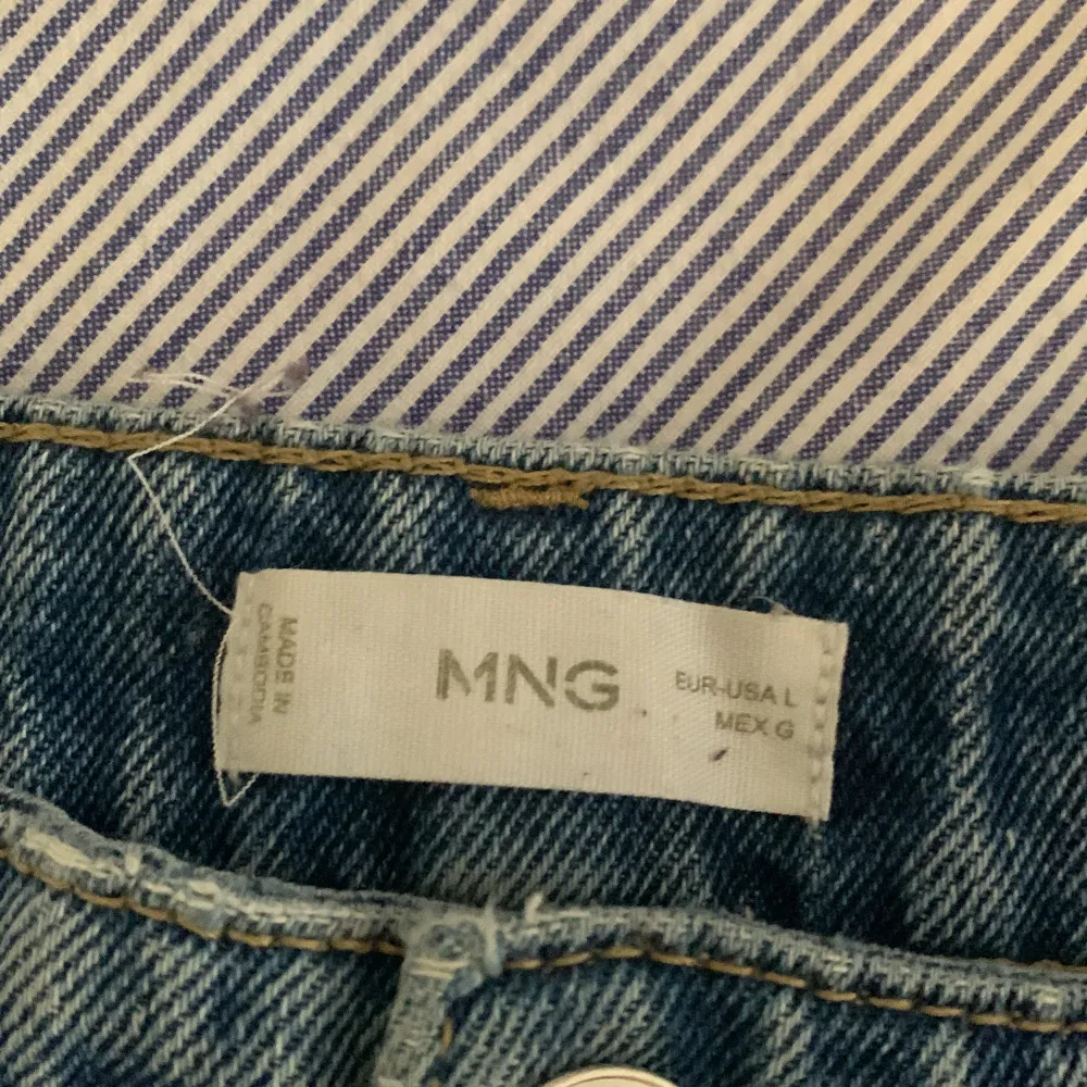 Ljusblåa straightleg jeans köpta på mango något år sedan för 400kr. Det står L på dom men passar som S. Säljer då den inte kommer till användning. Perfekt för hösten. Pris kan diskuteras och skriv för fler bilder.. Jeans & Byxor.