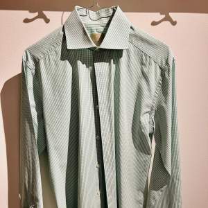 Kvalitetsskjorta från La Chemise Grön- och vitrutig Slim fit stl 38 (motsvarar small) Använd men bra skick Riktigt snygg business- eller casualskjorta!