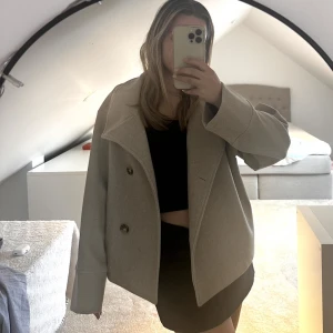 Short felt jacket Gina - Helt ny kappa från Gina Tricot i beige! Lappen sitter kvar då den aldrig är använd. Nypris 599men är helt slutsåld!! Är i strl XS men sitter perfekt på mig som är mellan XS/S  (Kan även tänka mig att byta mot samma kappa i strl XS i marinblå eller grå❗️❗️) 